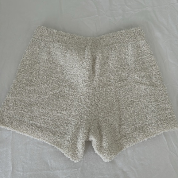Comfy Uniqlo Shorts - Picture 3 of 4